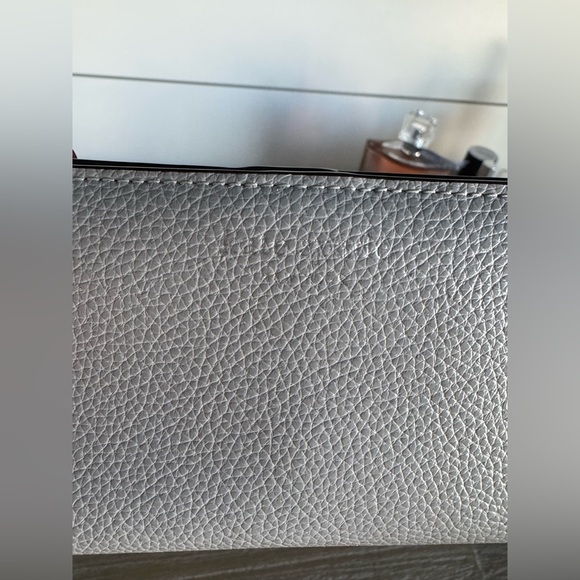 Kate Spade pebbles leather bifold wallet with snap closure. - Picture 1 of 10